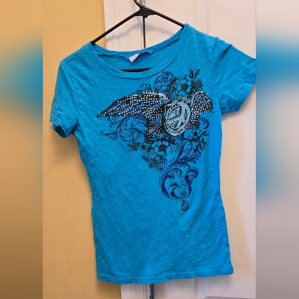 Romeo & Juliet Couture Womens Y2k Blue Polo Graphic Angel Wings Peace Sign Tee